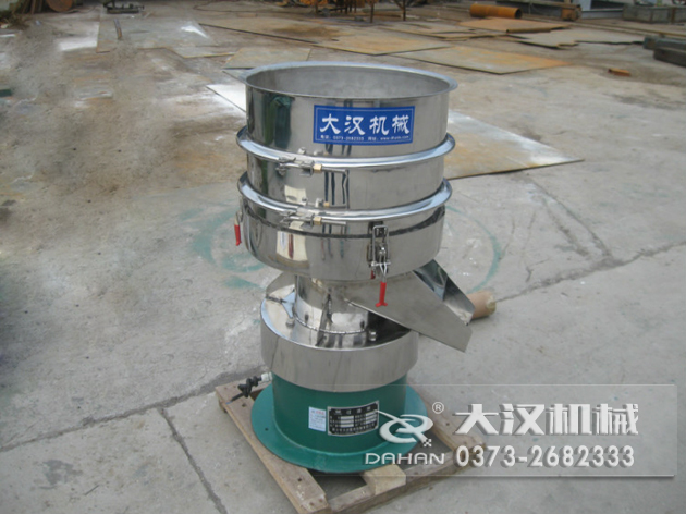 涂料過(guò)濾振動(dòng)篩：利用振動(dòng)電機(jī)的振動(dòng)力帶動(dòng)物料在篩網(wǎng)上進(jìn)行篩分，從而利用篩網(wǎng)孔徑的大小不同，完成涂料的分級(jí)，除雜等篩分目的。