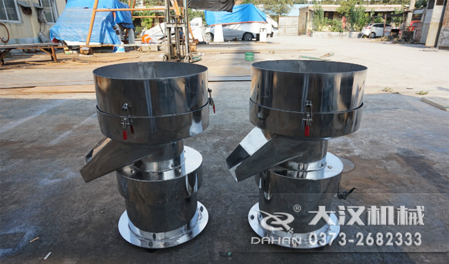 不銹鋼涂料振動(dòng)篩是一種比較受用戶(hù)歡迎的產(chǎn)品之一，主要優(yōu)勢(shì)耐酸堿，不生銹，使用壽命長(zhǎng)。