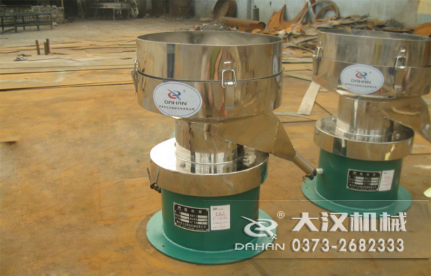 涂料振動(dòng)篩底部為碳鋼材質(zhì)，上半部分與無(wú)聊接觸的為不銹鋼材質(zhì)，這種產(chǎn)品能夠在成本上有所節(jié)約。