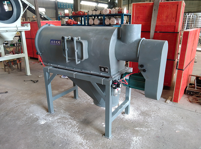 氣流篩采用碳鋼材質(zhì)的外殼，臥式的篩網(wǎng)利用風(fēng)力與物料的離心力對(duì)物料進(jìn)行篩分。產(chǎn)量高，效果好。