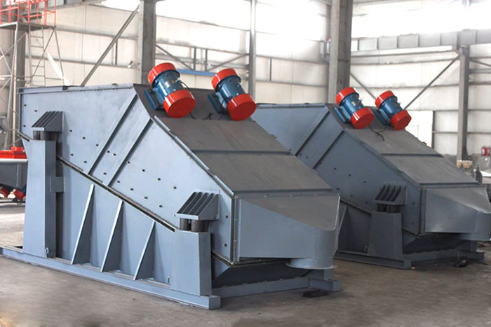 ZSG礦用振動篩采用雙電機振動，電機位置安裝在頂部，便于更好的傳遞振動力。